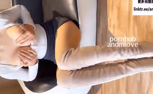 欲望太强，背着老公去操逼的人妻，对着镜子边操边说让我快射进去！中国国产剧情