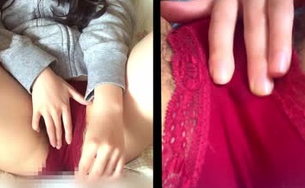 毛茸茸的业余爱好者在 2 个屏幕上自慰自湿内裤和裂缝