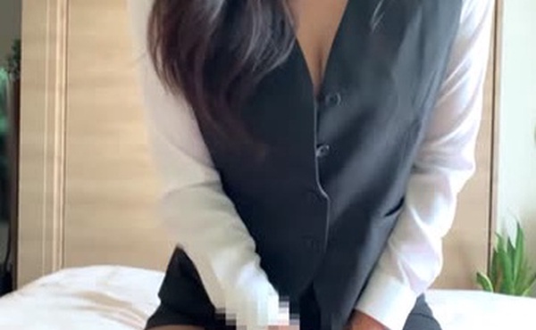 日本人のパンストOL彼女に乳首責められまくって大量射精してしまった