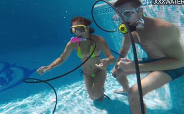 Polina在水下吸出他的灵魂