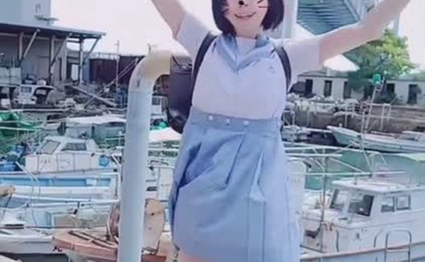 -介绍-个人拍摄来海边学习的穿制服的女孩-