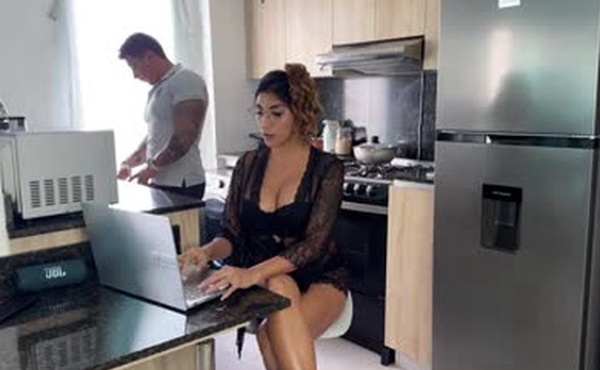 纹身的超熟痴女让她的继子在厨房狠狠干她