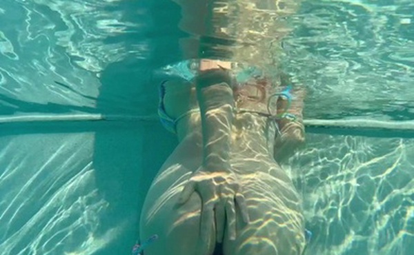 主人的任务二，跪在床上屁股翘起来，让主人拿手玩弄下体[樱花小猫]